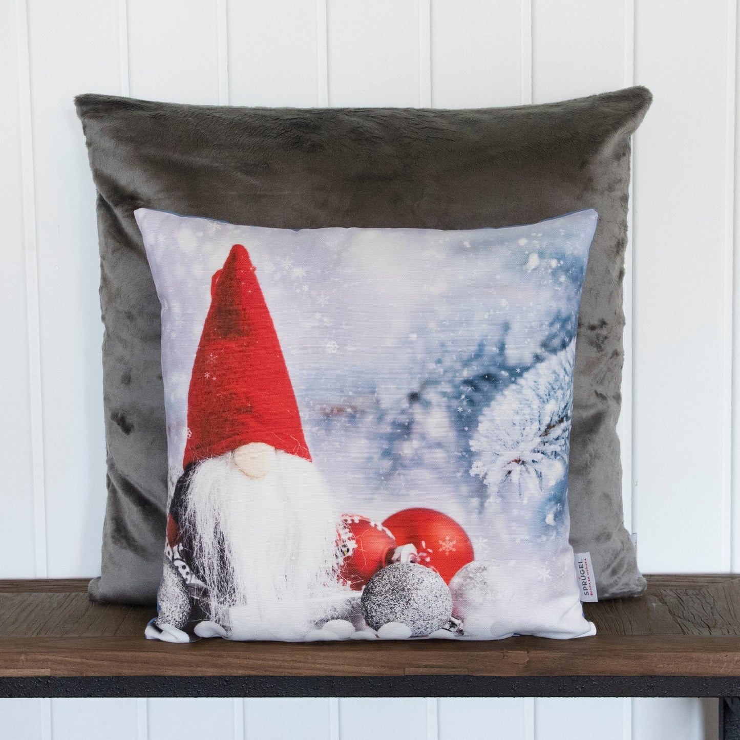Wichtel Kissenhülle in winterlicher Landschaft mit Christbaumkugeln und Tannenzweig - Navidad Dwarf - SPRÜGEL
