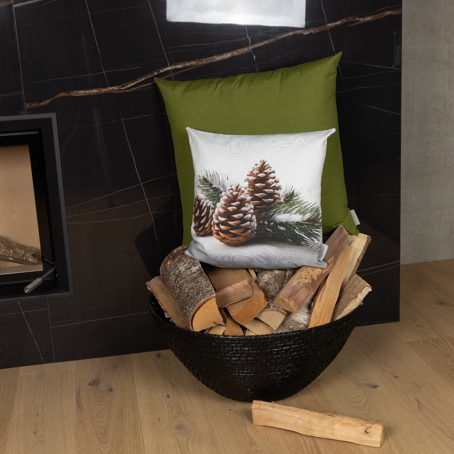 winterliche Kissenhülle mit Tannenzapfen, Tannenzweigen und Schnee - Winter Pinecone - SPRÜGEL