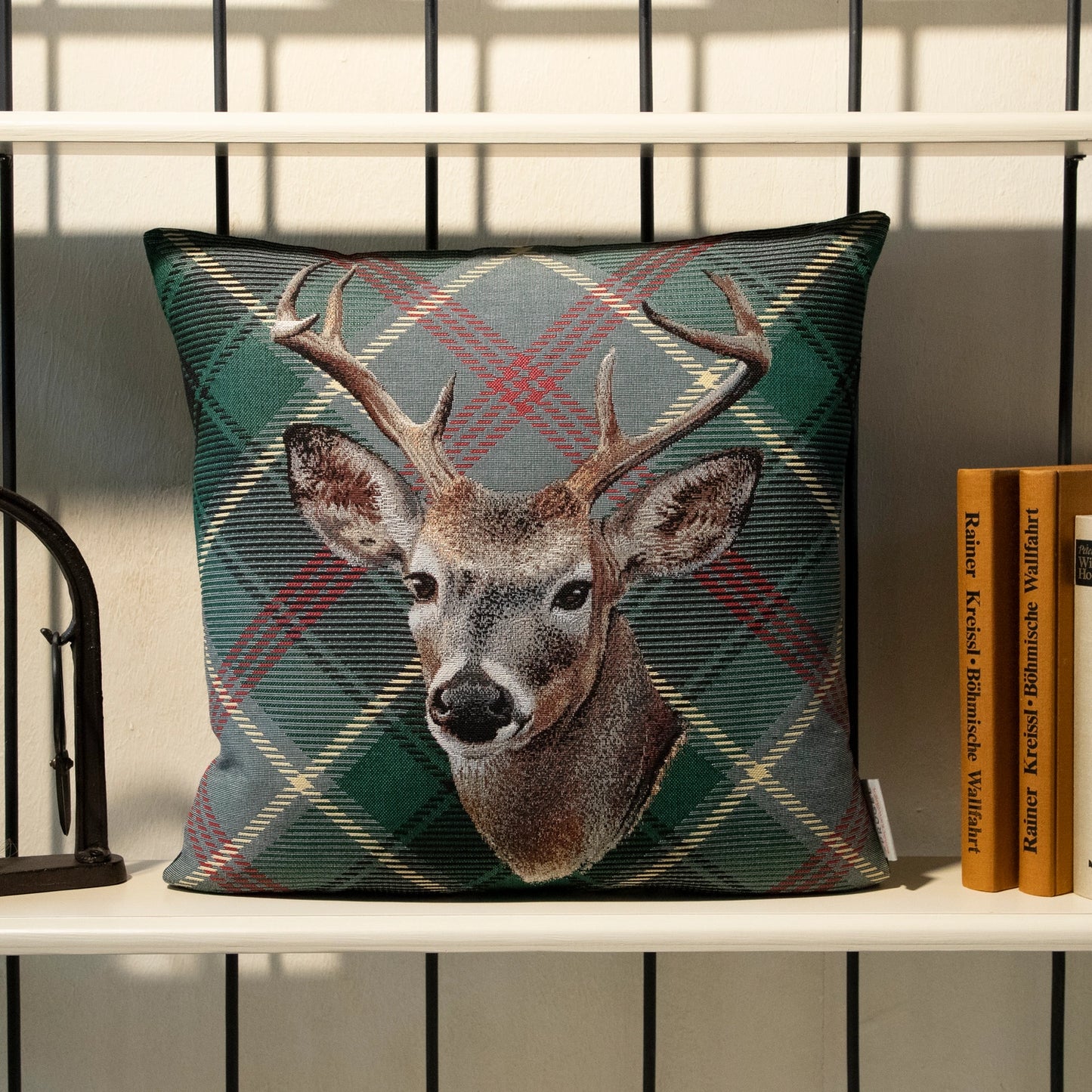 Gobelin Kissenhülle mit Hirsch im Chalet-Stil - Check Deer grün 45x45 cm