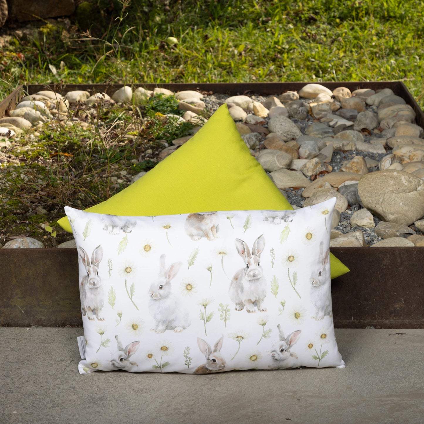 Kissenhülle mit Hasen im Blütenregen - Juma Rabbit 40x60 cm