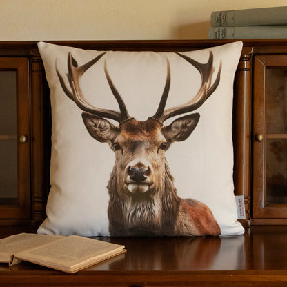 Fotorealistisches Hirschkissen auf Holzkommode