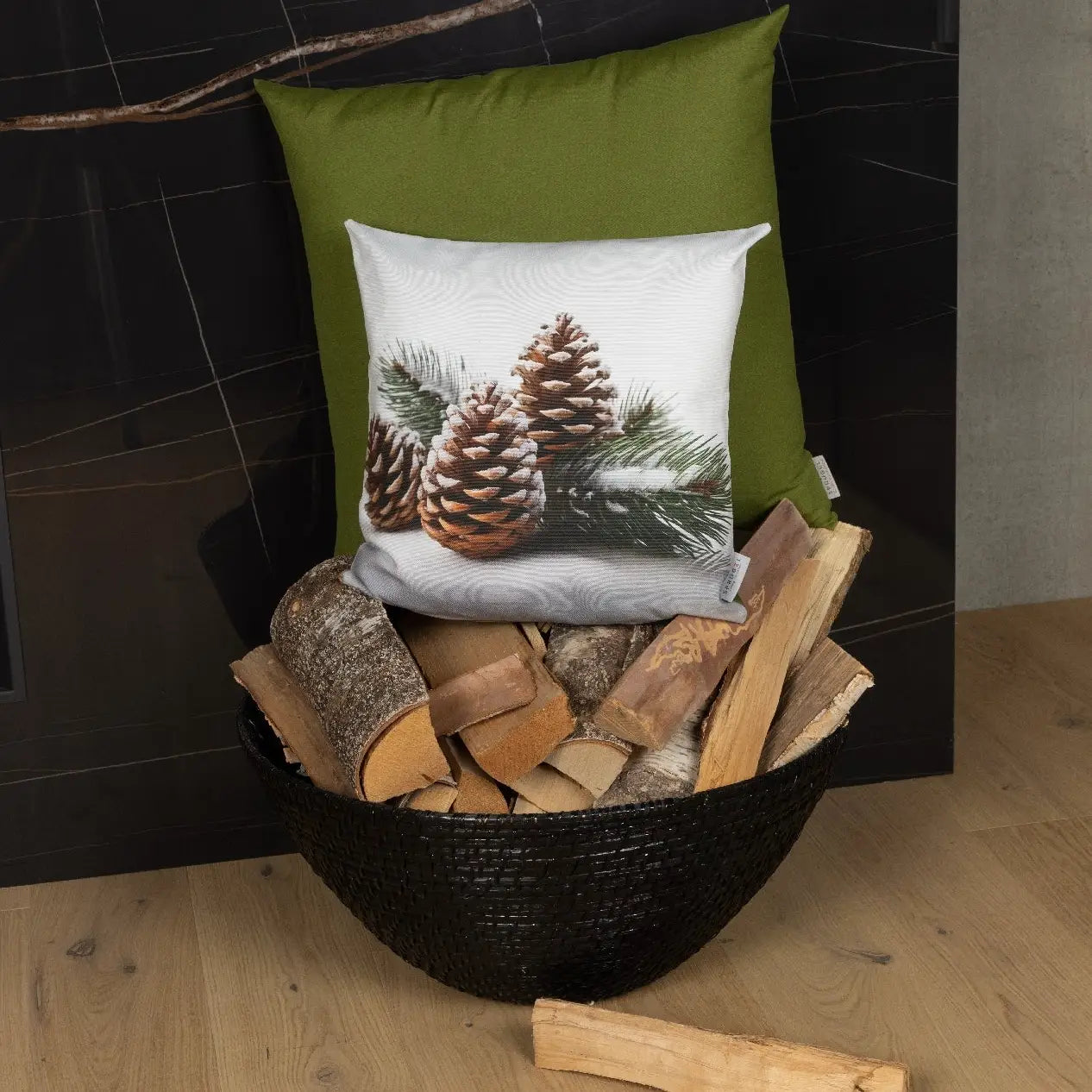 winterliche Kissenhülle mit Tannenzapfen, Tannenzweigen und Schnee - Winter Pinecone - SPRÜGEL