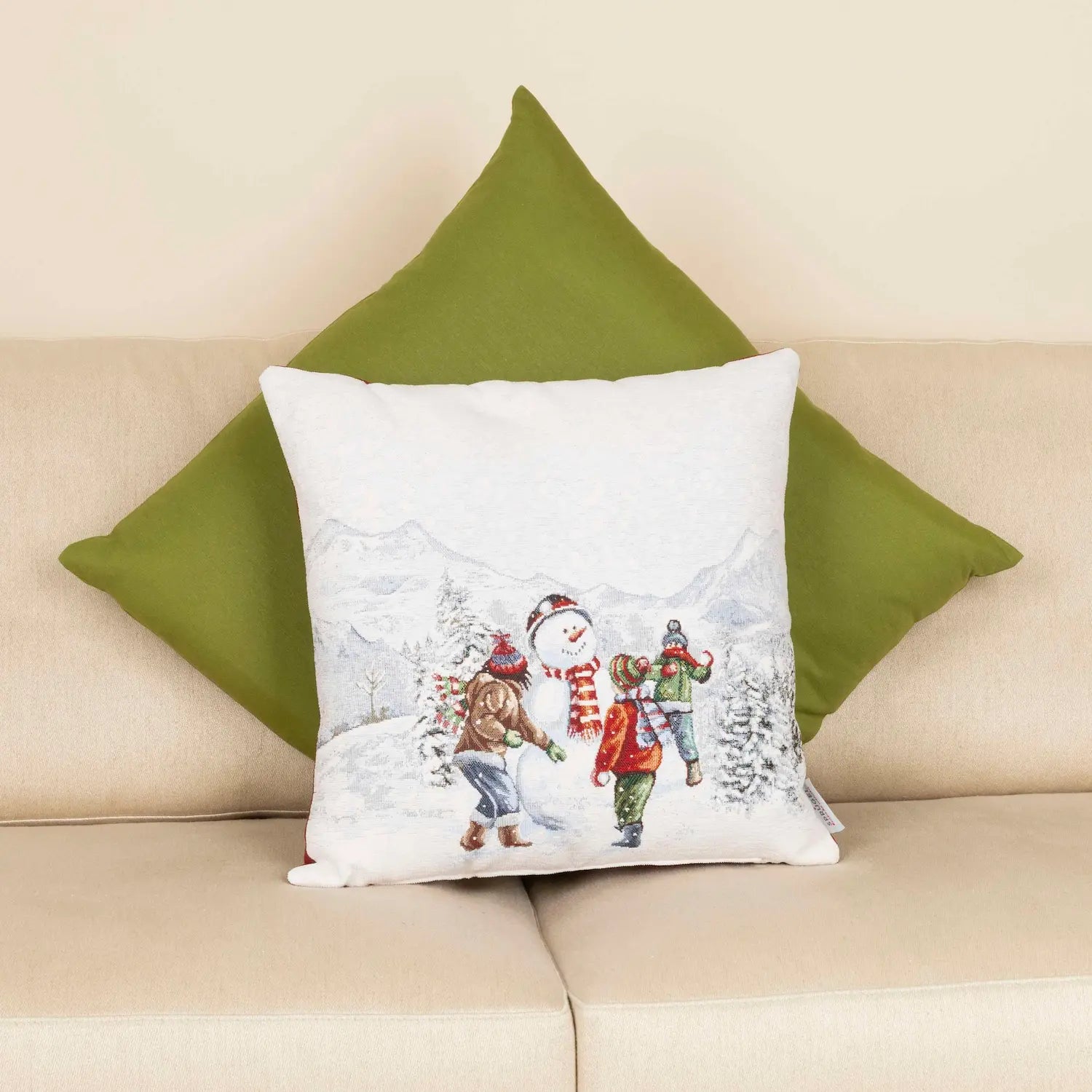 Kissen von Bild 1 und 2 auf hellem Sofa 