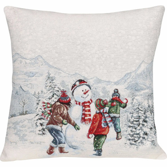 Kissenhülle mit verschneiter Bergumgebung und spielenden Kindern mit einem Schneemann in der Mitte