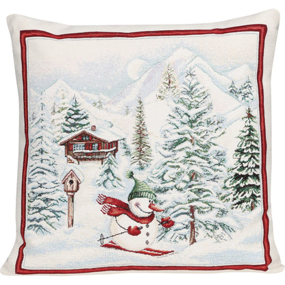 Quadratische Gobelin Chenille Kissenhülle 45x45 cm. Ein lustiger Schneemann mit rotem Schal fährt Ski in einer verschneiten Alpenlandschaft mit einer Berghütte.