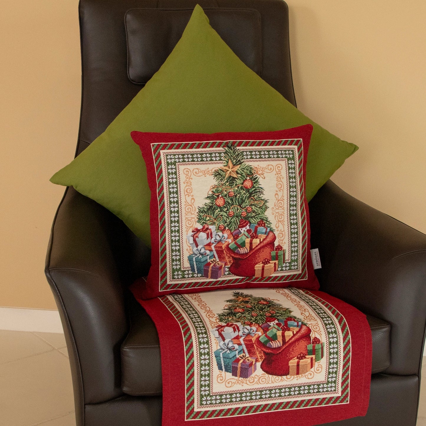 Braunes Ledersofa dekoriert mit weihnachtlichem Kissen und Tischläufer