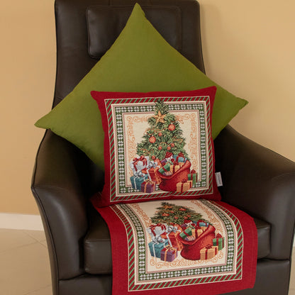 Braunes Ledersofa dekoriert mit weihnachtlichem Kissen und Tischläufer