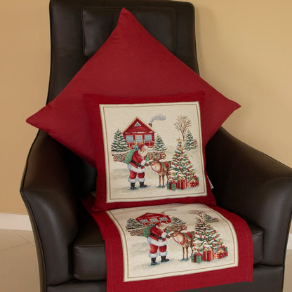 Braunes Ledersofa im Hintergrund dekoriert mit bordeauxrotem Kissen mit Weihnachtsmann und Rentiermotiv