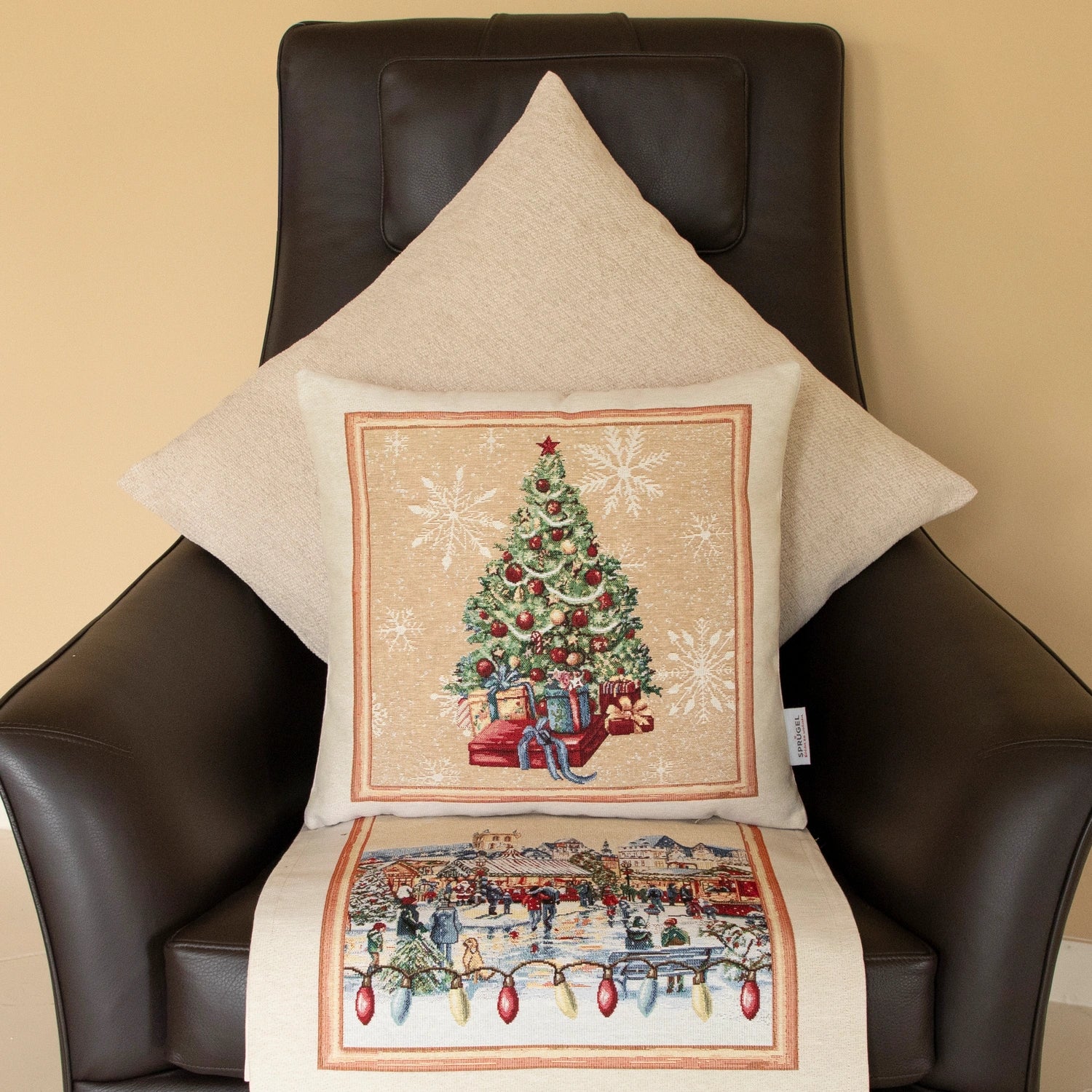 Braunes Ledersofa im Hintergrund dekoriert mit weihnachtlichen Kissen