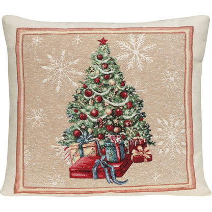 Quadratische Gobelin Kissenhülle 45x45 cm. Klassischer, geschmückter Weihnachtsbaum mit roten Kugeln und Geschenken darunter, auf beigem Hintergrund mit Schneeflocken.