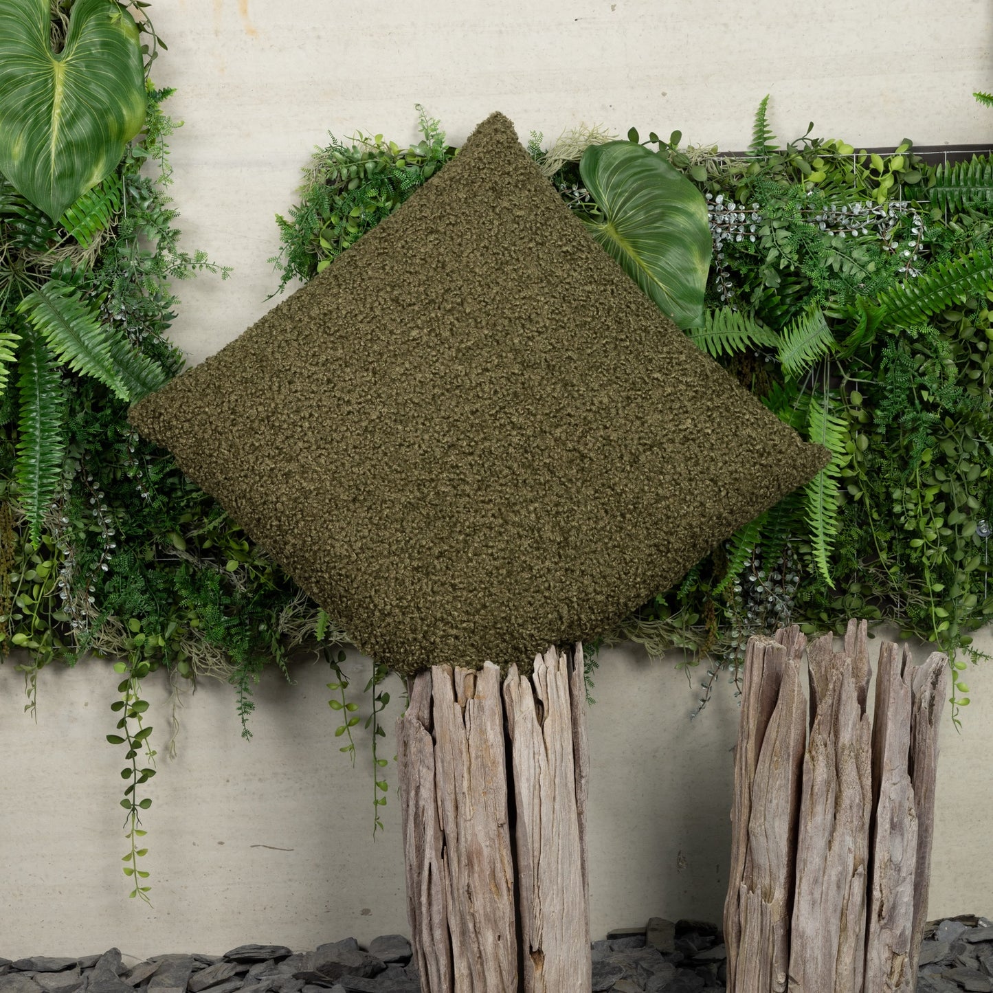 Kissenhülle Jardin Poodle Oliv 45x45 cm | Schwer & Griffig - Bouclé Olivgrün Uni Flauschig