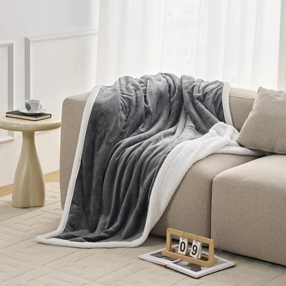 anthrazit decke auf niedrigem hellem Sofa