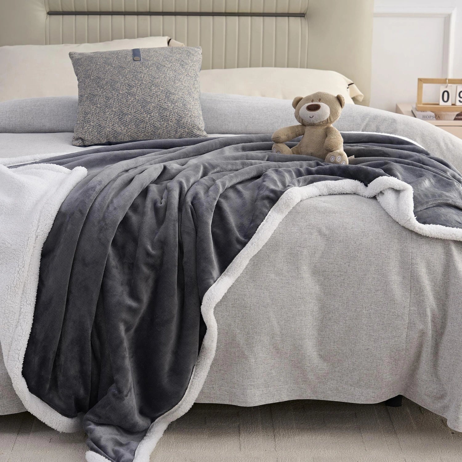 anthrazit Decke auf einem Bett mit einem Teddybär darauf