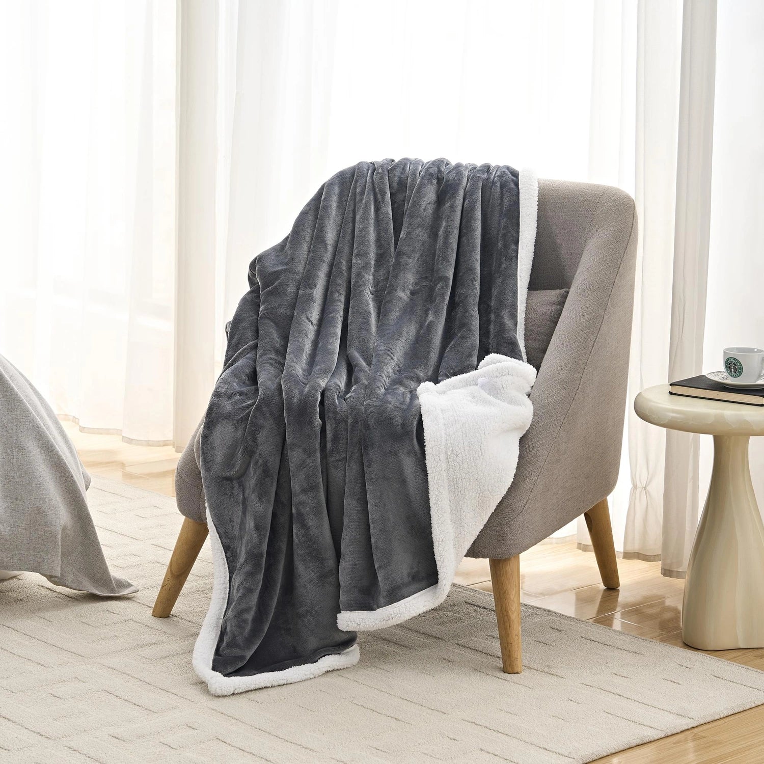 anthrazit Decke auf einem Sessel