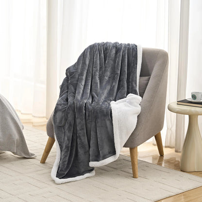 anthrazit Decke auf einem Sessel