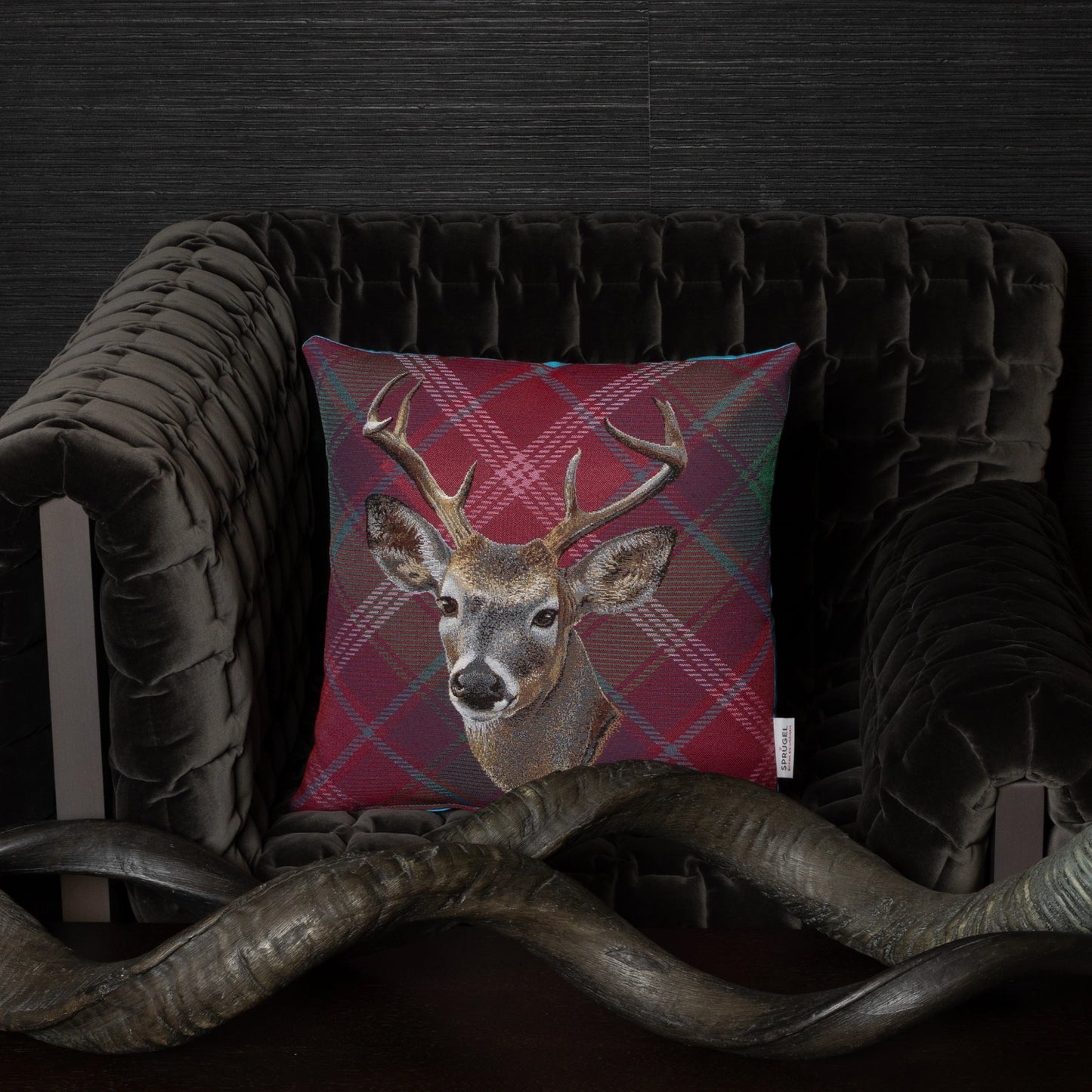 Gobelin Kissenhülle mit Hirsch im Chalet-Stil - Check Deer rot 45x45 cm