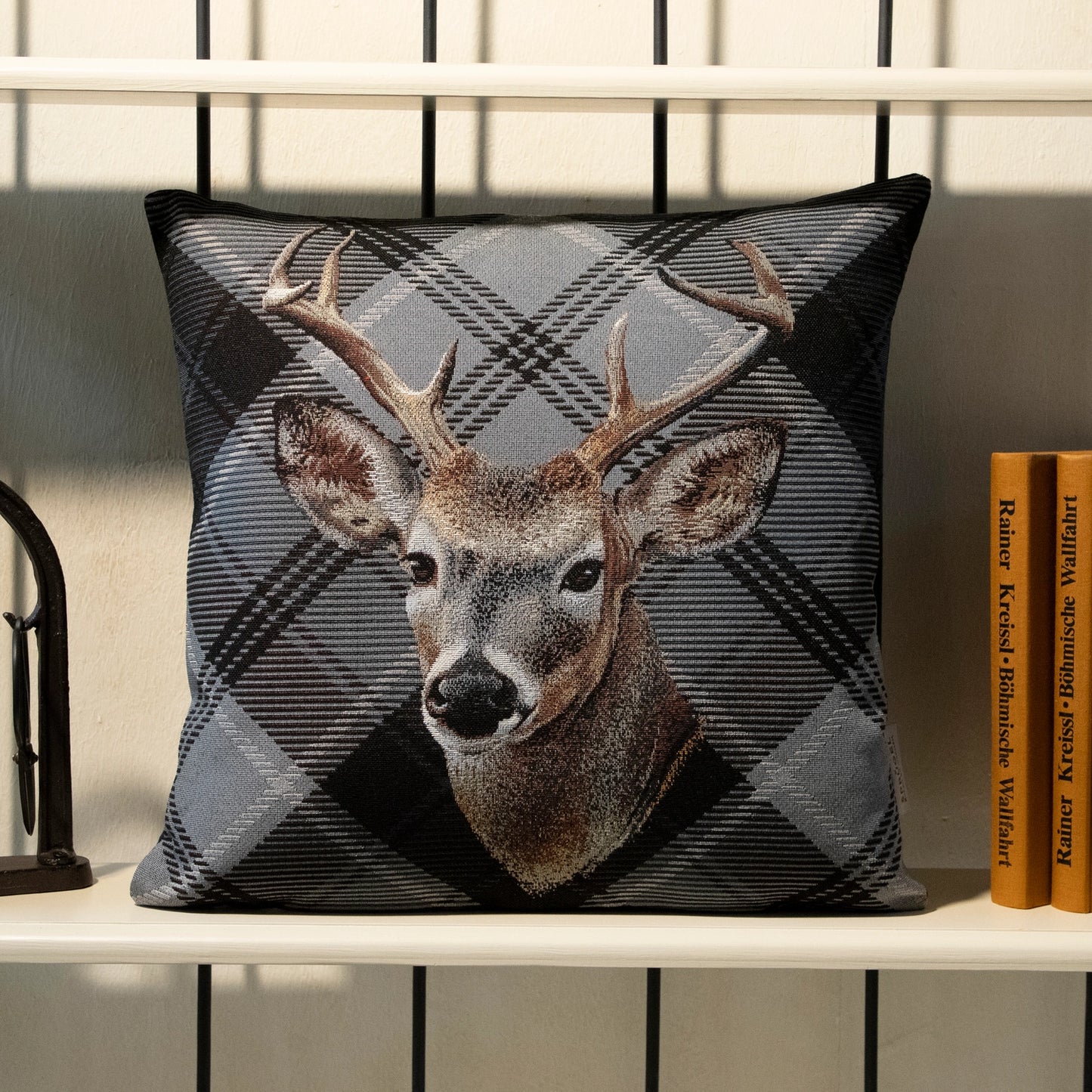 Gobelin Kissenhülle mit Hirsch im Chalet-Stil - Check Deer grau 45x45 cm