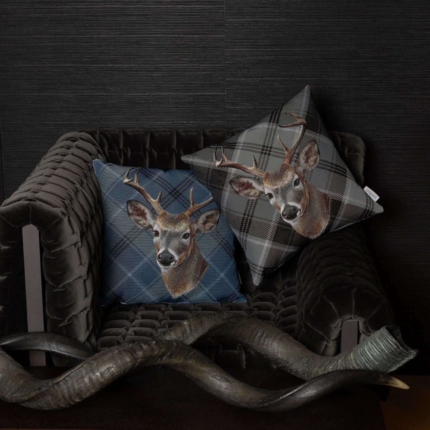 Gobelin Kissenhülle mit Hirsch im Chalet-Stil - Check Deer grau 45x45 cm