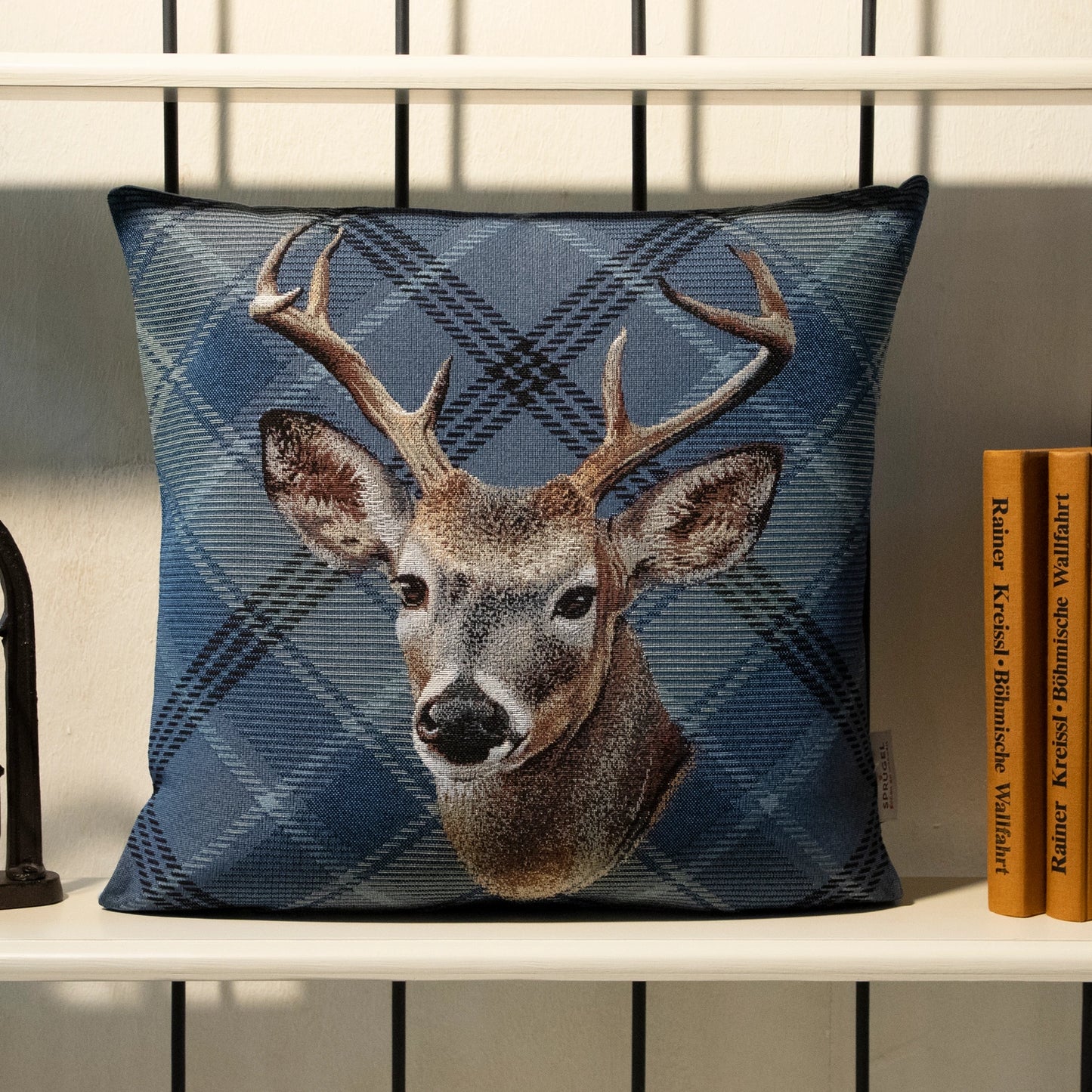 Gobelin Kissenhülle mit Hirsch im Chalet-Stil - Check Deer blau 45x45 cm
