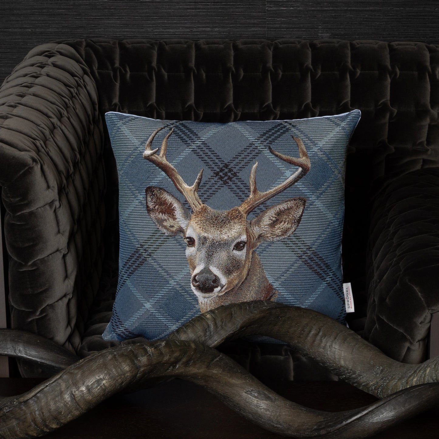Gobelin Kissenhülle mit Hirsch im Chalet-Stil - Check Deer blau 45x45 cm