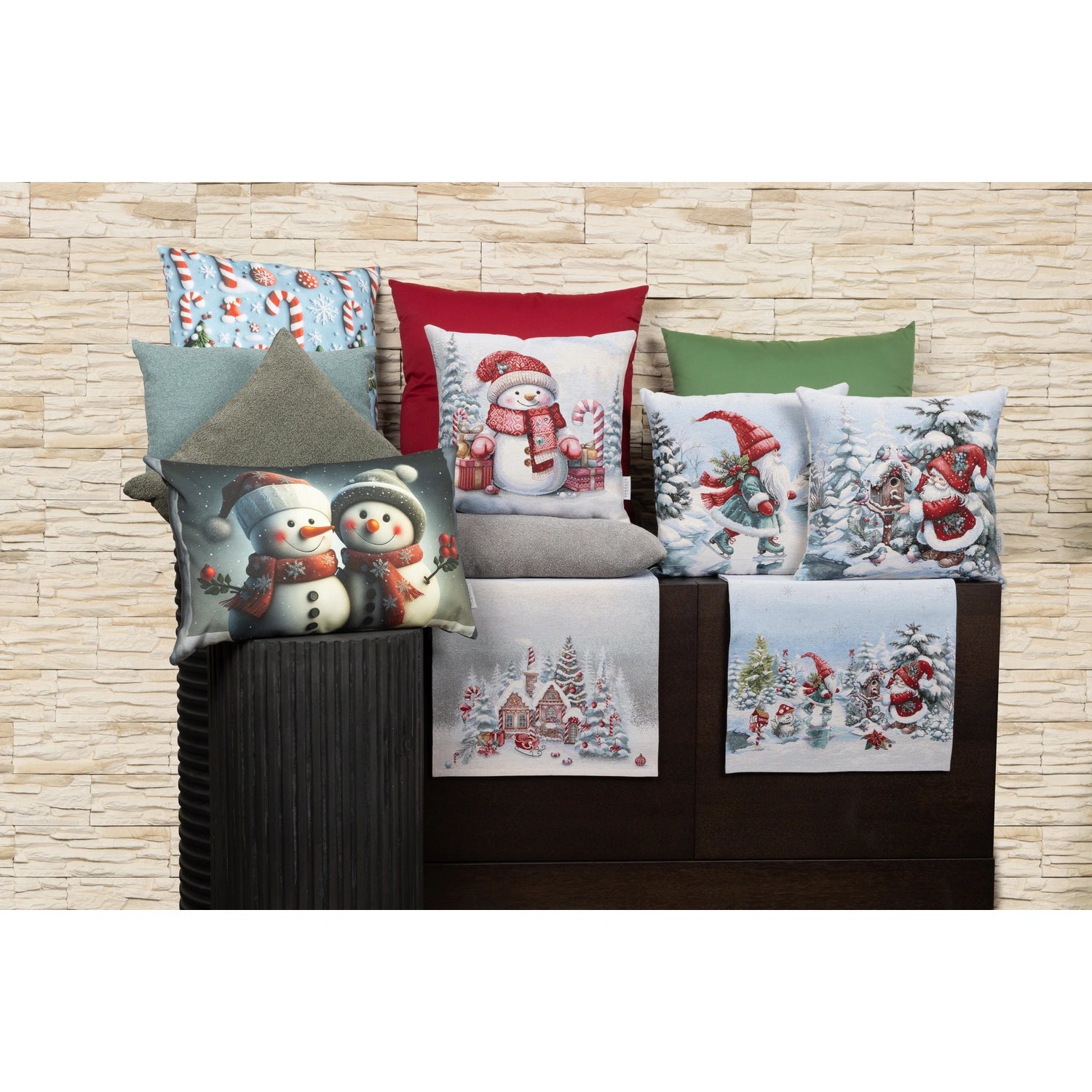 Festliches Gobelin Tischband 45x140 cm mit einem Motiv von Wichteln und dem Weihnachtsmann mit verschiedenen anderen weihnachtlichen Zierkissen.