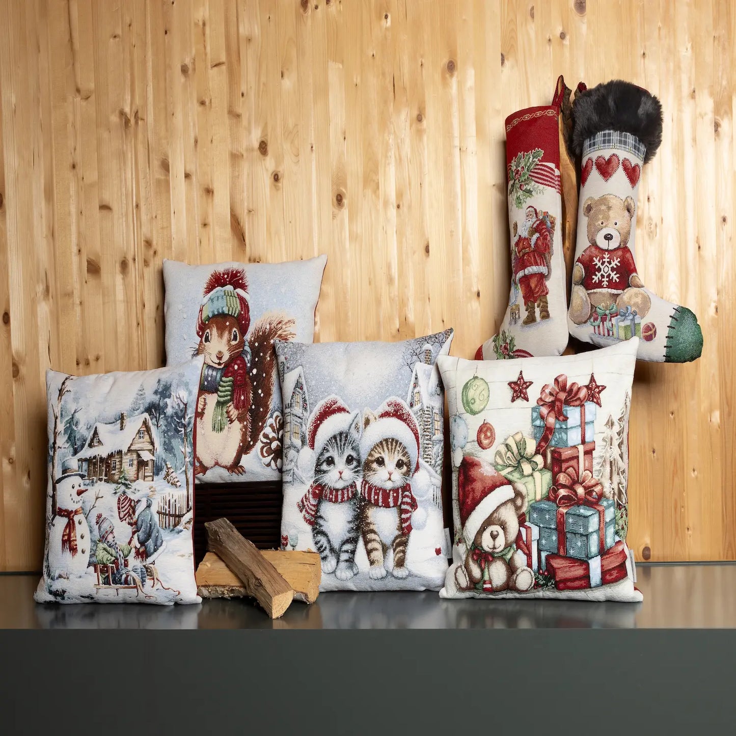 Gobelin Weihnachtsstrumpf mit Weihnachtsmann & Geschenken – Santa Socks