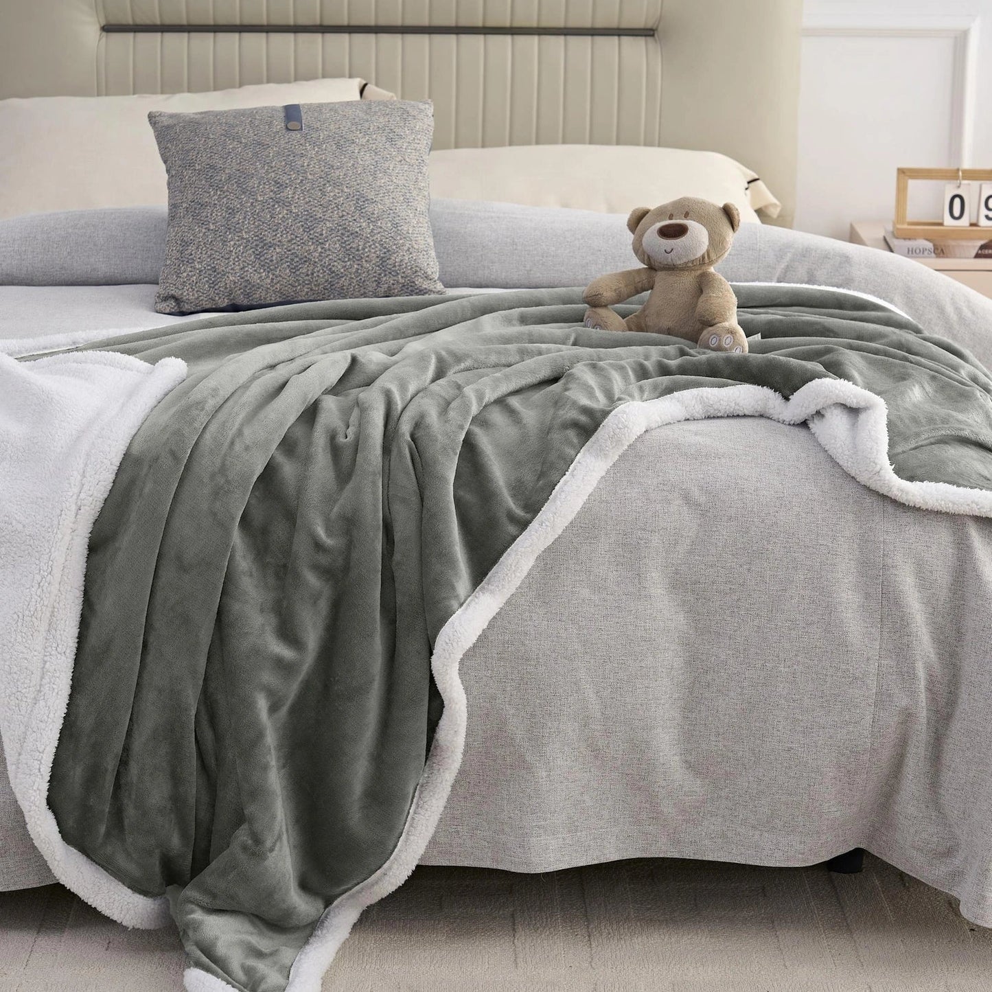 Kuschelige Sherpa Uni-Wohndecke grau