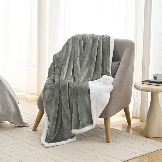 Kuschelige Sherpa Uni-Wohndecke grau