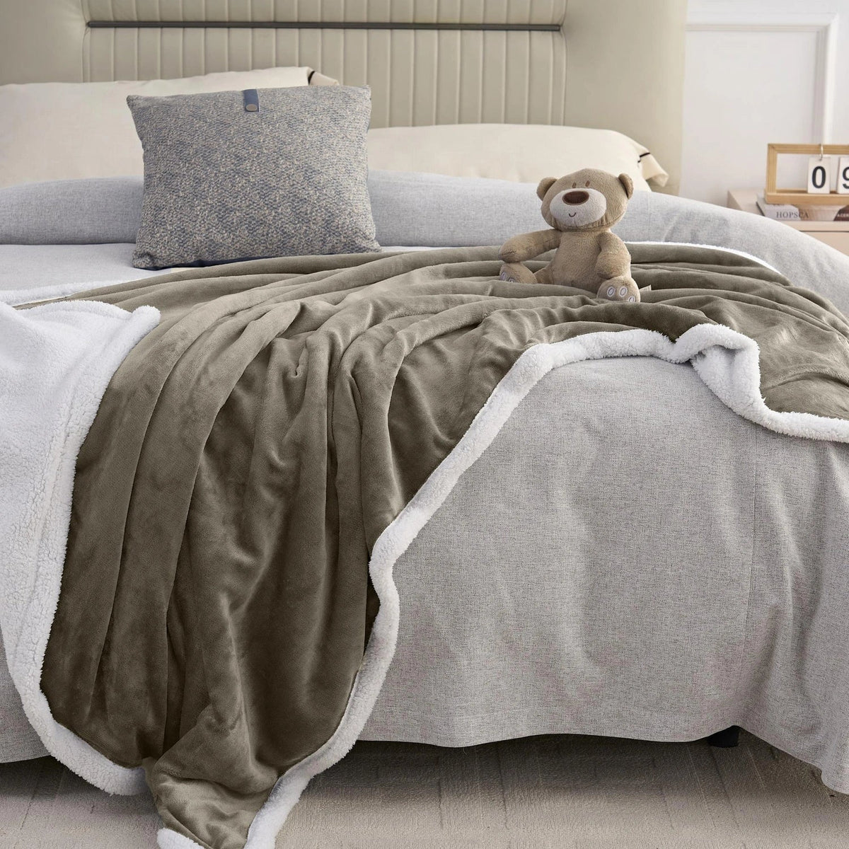 Kuschelige Sherpa Uni-Wohndecke taupe